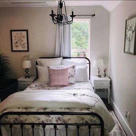 The Farmhouse Inn & Kitchen, 2 Blocks From Downtown Whitefish, Montana Eksteriør billede