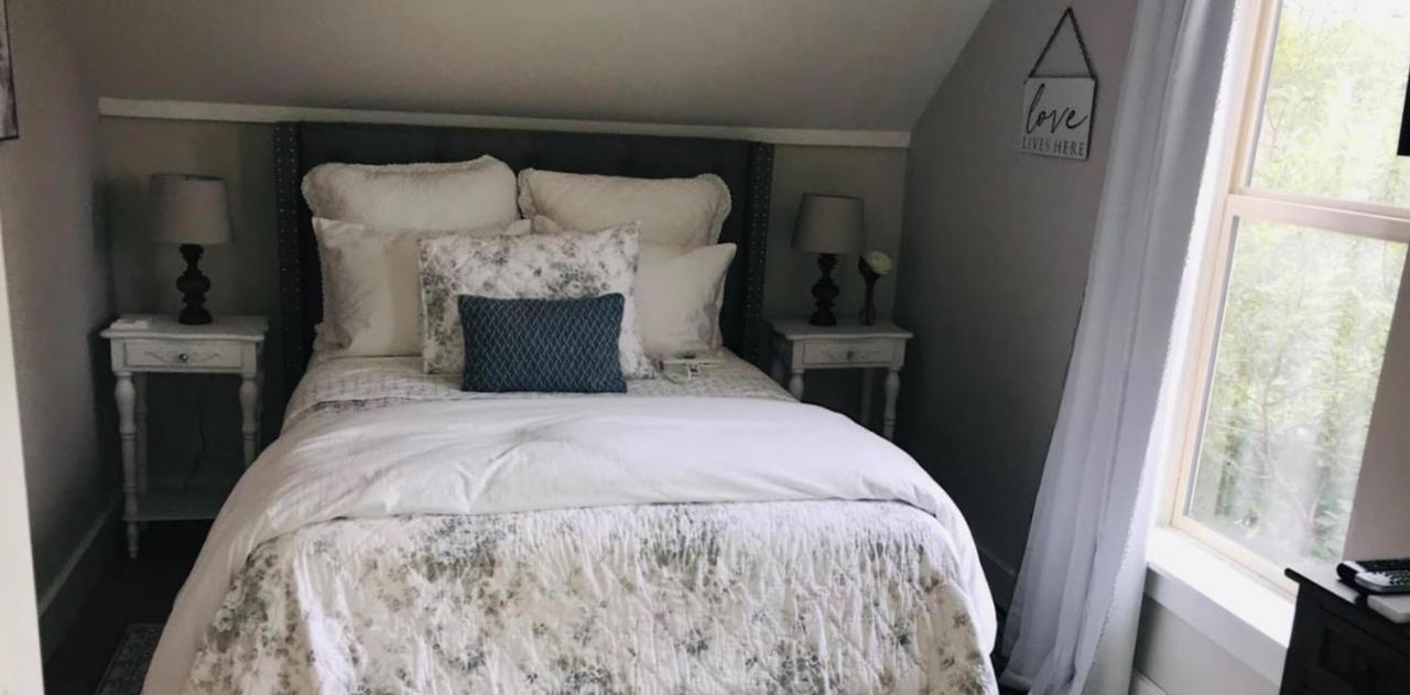 The Farmhouse Inn & Kitchen, 2 Blocks From Downtown Whitefish, Montana Eksteriør billede